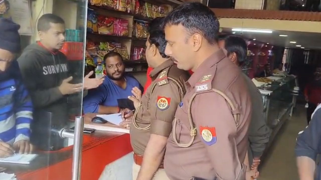 चंदौली: लाल हुडी पहने नाबालिग ने की दिनदहाड़े लाखों की लूट, तलाश में जुटी पुलिस