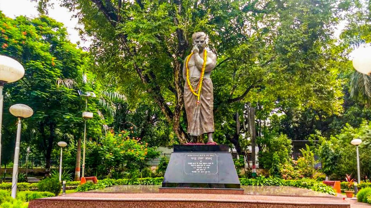 चंद्रशेखर आज़ाद पार्क शहर की भागदौड़ से दूर आराम करने और रिलैक्स करने के लिए एकदम सही जगह है। यह पार्क महान क्रांतिकारी चंद्रशेखर आज़ाद की बहादुरी की निशानी है। पार्क की हरियाली, ऊंची मूर्ति और ठंडी हवा में टहलना देश के शानदार इतिहास की याद दिलाता है। (Img: Google)