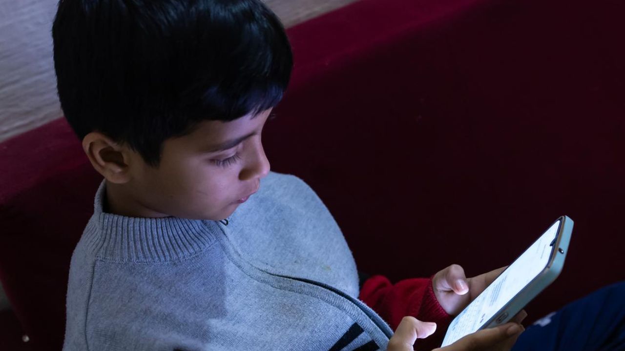 दिल्ली AI Summit में फ्रांस के राष्ट्रपति की घोषणा के बाद सबसे बड़ा सवाल, क्या भारत में भी बच्चों के लिए बैन होगा सोशल मीडिया?