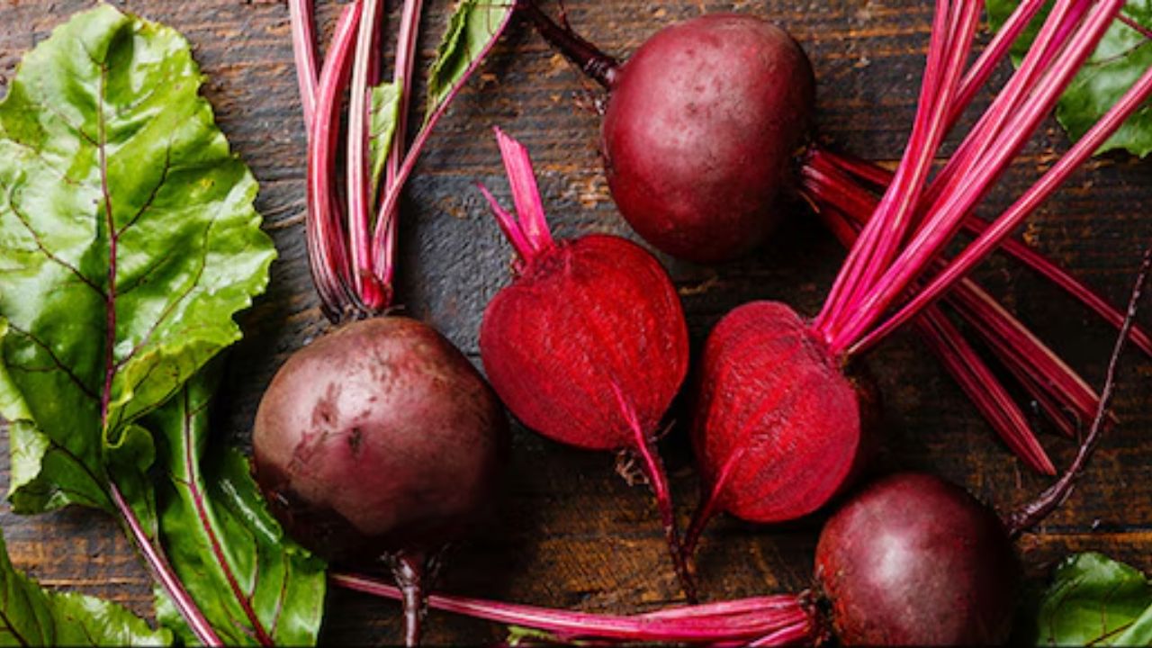 चुकंदर का जूस स्किन पर नेचुरल गुलाबी चमक लाता है। इसे दही और बेसन के साथ मिलाकर चेहरे पर लगाने से स्किन चमकदार दिखती है। इसके अलावा, चुकंदर से बने नेचुरल लिप बाम भी होंठों को मुलायम और गुलाबी बनाते हैं। (Image: Google)