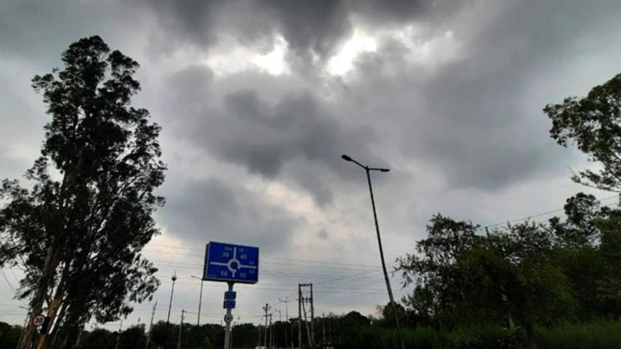IMD के मुताबिक, 18 और 19 फरवरी को उत्तर प्रदेश के कई हिस्सों में तेज आंधी, बादल छाए रहने और हल्की से मध्यम बारिश की उम्मीद है। उससे पहले, 12 फरवरी तक मौसम सामान्य और साफ रहेगा। दिन में तापमान बढ़ने से हल्की गर्मी मिलेगी, लेकिन इस अचानक बदलाव से ठंड वापस आ सकती है। मौसम वैज्ञानिकों का कहना है कि वेस्टर्न डिस्टर्बेंस की वजह से यह बदलाव कुछ समय के लिए होगा, लेकिन इसका असर बड़े इलाके में महसूस किया जा सकता है। (Img: Google)