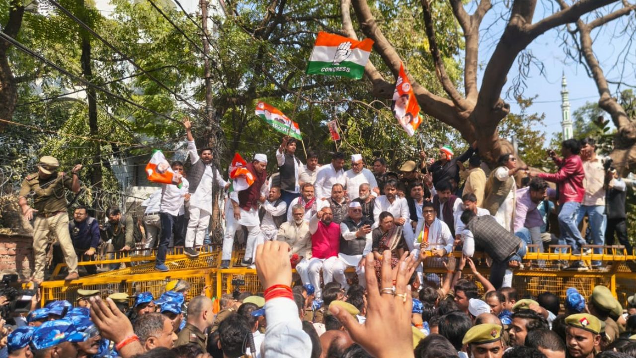 लखनऊ में कांग्रेस कार्यकर्ताओं और पुलिस में तीखी नोक-झोंक: बैरिकेडिंग पर चढ़े अजय राय, एक हजार से ज्यादा नेता हिरासत में
