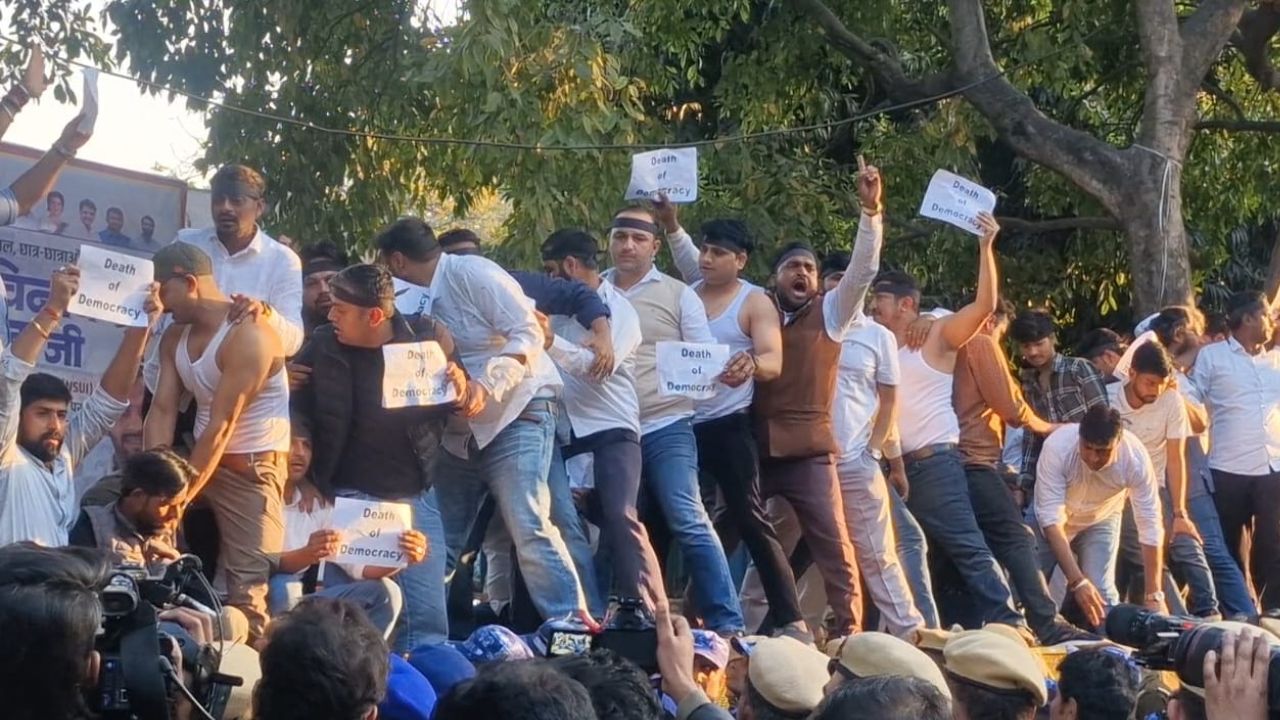 Video Youth Congress Protest: यूथ कांग्रेस अध्यक्ष की गिरफ्तारी के खिलाफ शर्टलेस प्रदर्शन, देखें कार्यकर्ताओं ने क्या बोला?