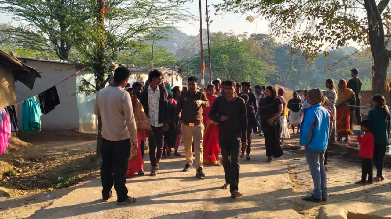 सोनभद्र में चोरी का मामला: हेलमेट पहनकर आए, घर की दीवार तोड़ी और हजारों रुपए ले उड़े