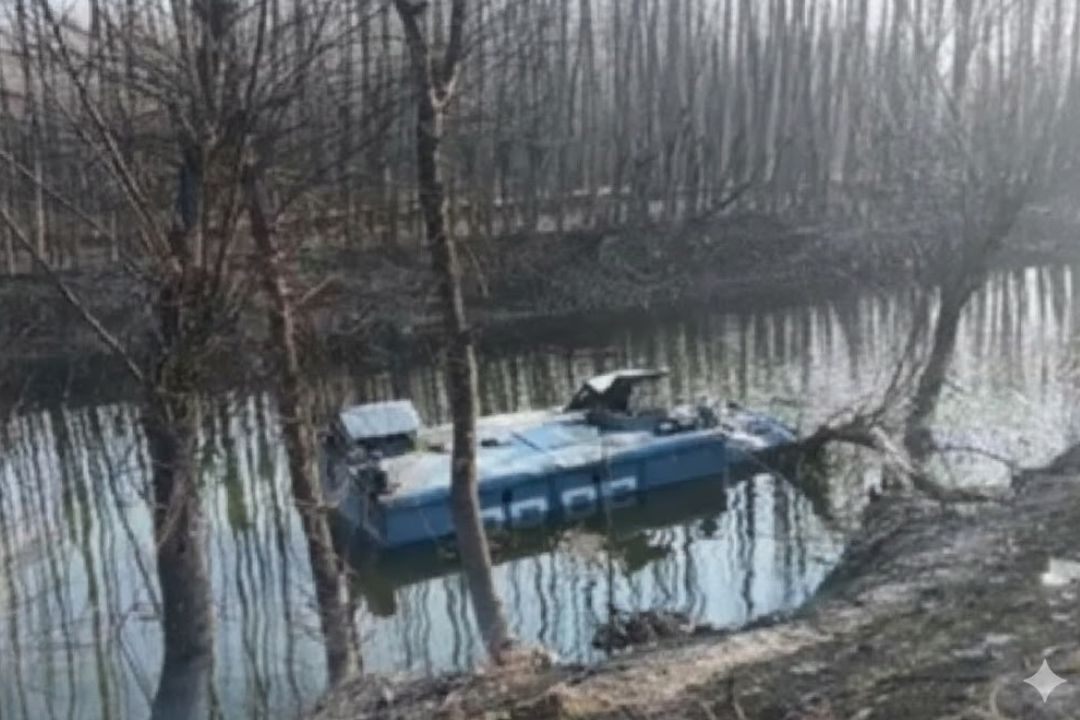 Srinagar Accident: CRPF की बंकर गाड़ी नहर में गिरी, 9 जवान घायल…राजौरी में घुसपैठ नाकाम