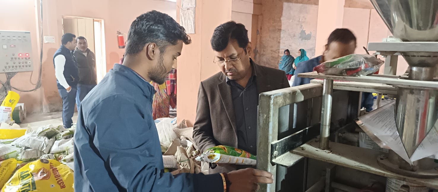 Maharajganj: टीएचआर उत्पादन केंद्र पर अचानक पहुंचे CDO महेंद्र सिंह, साफ-सफाई को लेकर दिए ये निर्देश