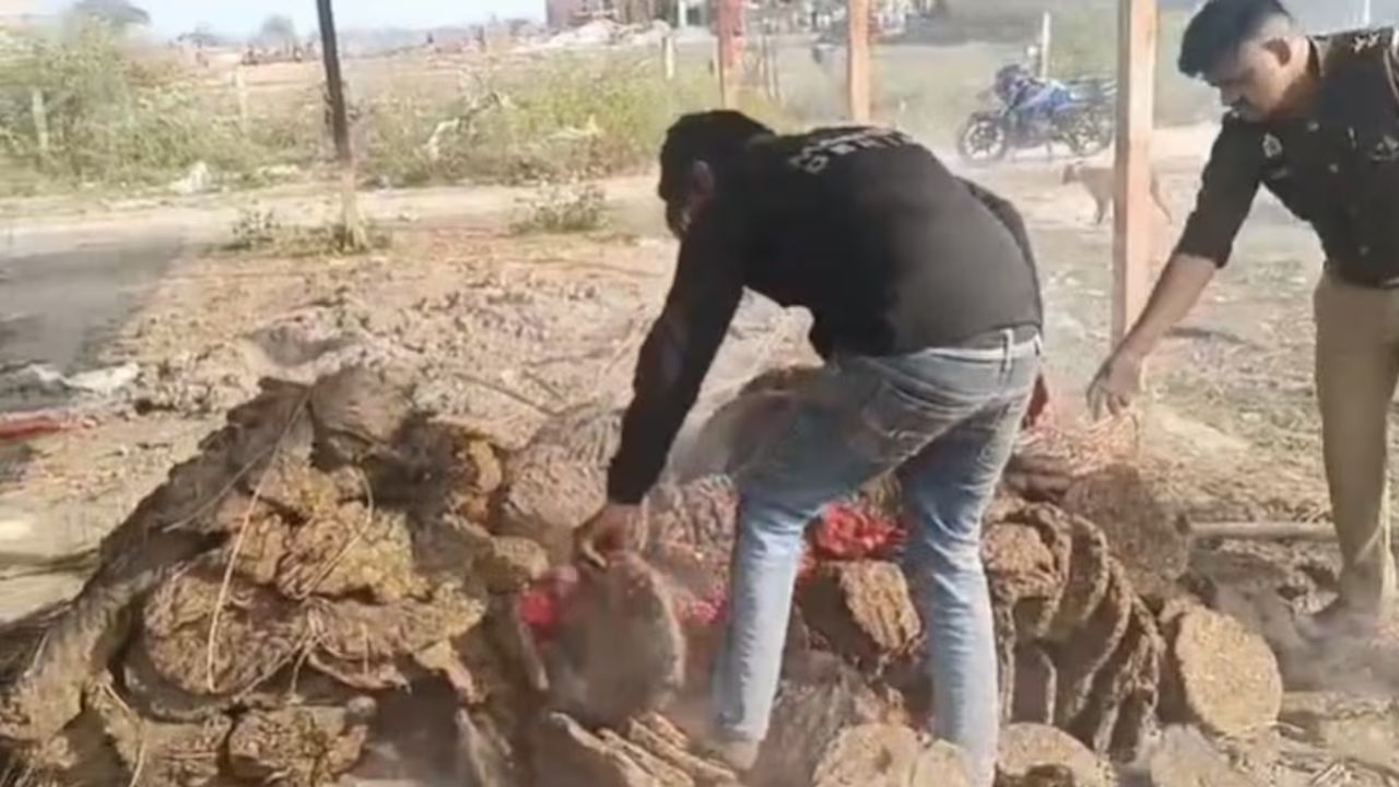 जल रही थी 21 साल की सना की चिता, अचानक पहुंची आगरा पुलिस और निकाल दी लड़की की डेड बॉडी, जानें पूरा मामला