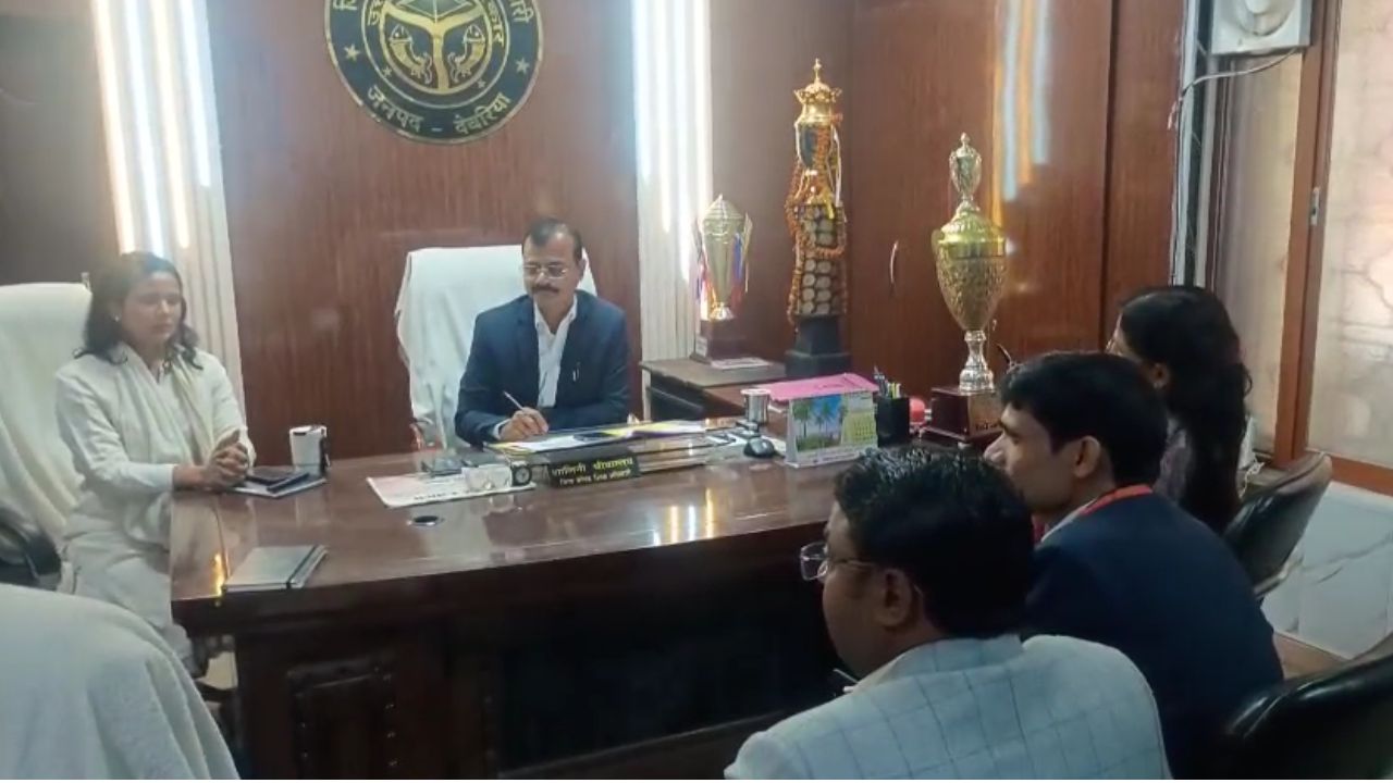 देवरिया में शिक्षक की आत्महत्या से मचा हड़कंप, BSA दफ्तर में लखनऊ-देवरिया टीम की छापेमारी