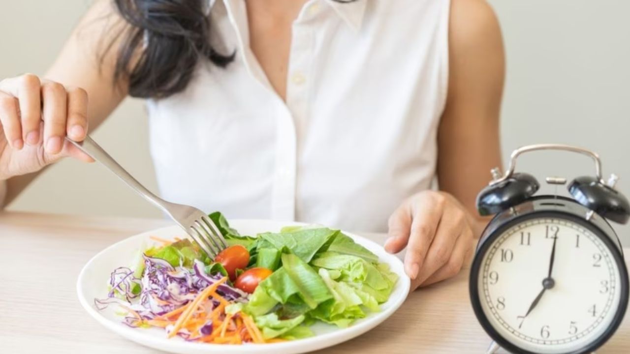 रिपोर्ट के अनुसार, अलग-अलग डाइट पैटर्न की तुलना करने पर वजन घटाने में बड़ा अंतर नहीं मिला। औसतन इंटरमिटेंट फास्टिंग अपनाने वालों का लगभग 3 प्रतिशत वजन कम हुआ। विशेषज्ञों का कहना है कि सेहत पर स्पष्ट सकारात्मक प्रभाव देखने के लिए कम से कम 5 प्रतिशत वजन कम होना जरूरी माना जाता है, जिससे डायबिटीज, हाई ब्लड प्रेशर और हृदय रोगों का खतरा घट सकता है। ऐसे में 3 प्रतिशत की कमी को बहुत बड़ा बदलाव नहीं माना जा सकता। (Img: Google)