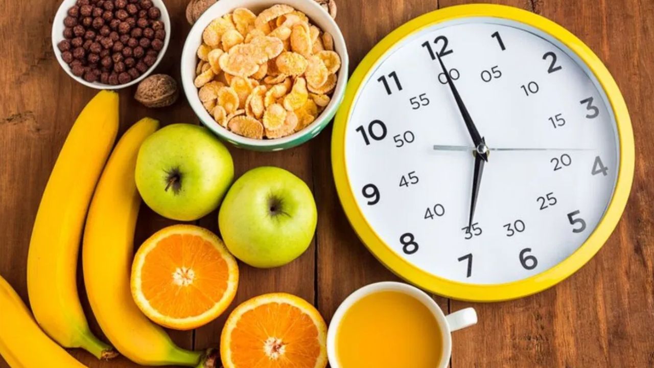 अध्ययन में कई तरह की फास्टिंग पद्धतियों को शामिल किया गया, जैसे हर दूसरे दिन उपवास, 5:2 डाइट (हफ्ते में दो दिन कम कैलोरी लेना) और टाइम-रिस्ट्रिक्टेड ईटिंग, जिसमें दिन के तय घंटों में ही भोजन किया जाता है। नतीजों से स्पष्ट हुआ कि इनमें से कोई भी तरीका सामान्य डाइट प्लान से ज्यादा प्रभावी साबित नहीं हुआ। यानी केवल खाने का समय बदल देने से बड़े परिणाम मिलना तय नहीं है। (Img: Google)