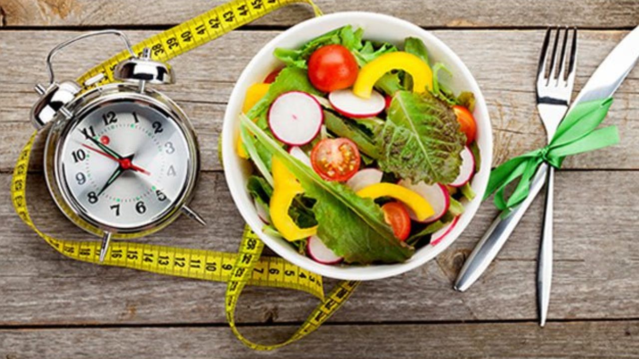 रिसर्च की कुछ सीमाएं भी सामने आईं। अधिकांश अध्ययन 12 महीने से कम अवधि के थे और उनकी गुणवत्ता मध्यम स्तर की रही। प्रतिभागियों से यह भी नहीं पूछा गया कि वे इस डाइट से कितने संतुष्ट थे या इसे लंबे समय तक अपनाना कितना आसान था। कुछ विशेषज्ञों का मानना है कि फास्टिंग का असर शरीर की जैविक घड़ी और इंसुलिन सेंसिटिविटी पर पड़ सकता है, लेकिन इंसानों में इन दावों के समर्थन में अभी ठोस प्रमाण उपलब्ध नहीं हैं। (Img: Google)