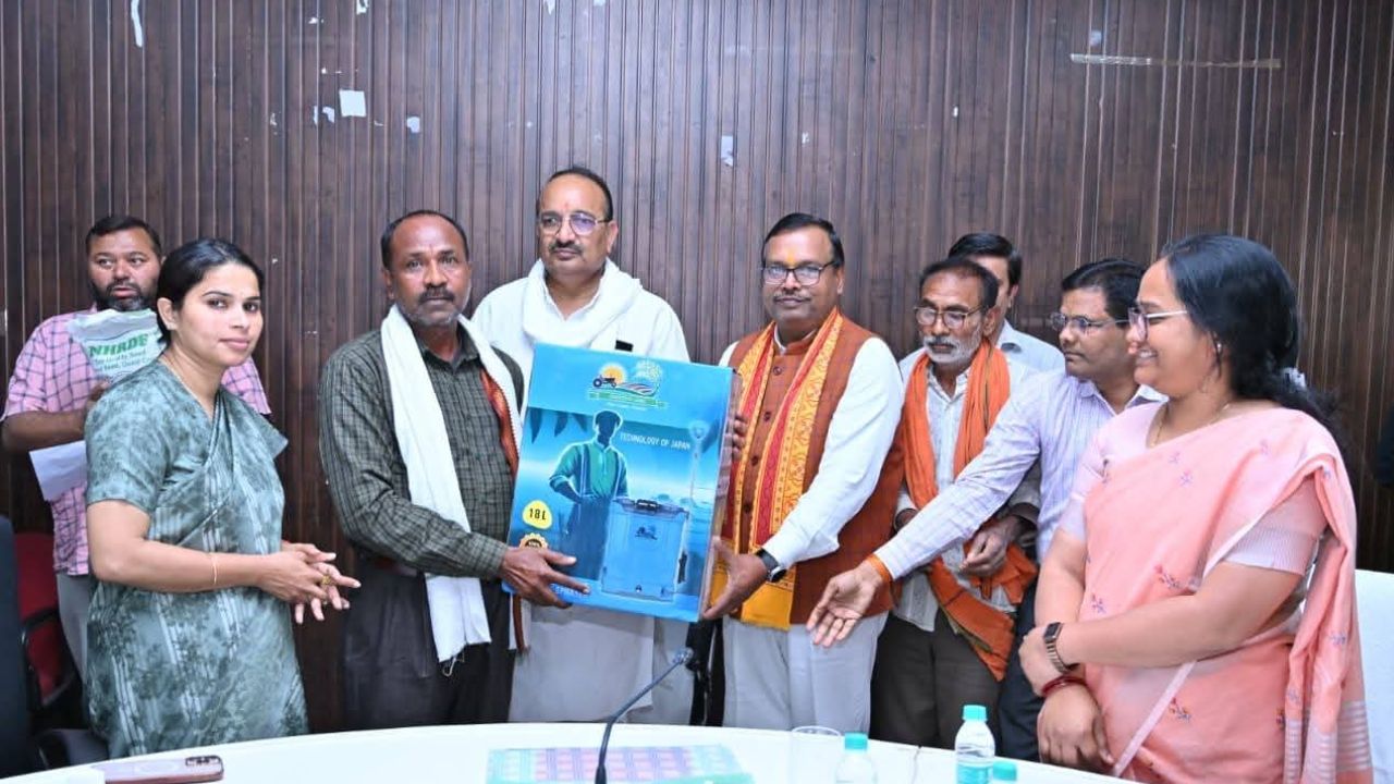 Kaushambi: मंत्री दिनेश प्रताप सिंह ने प्रदान किए आयुष्मान कार्ड और कृषि यंत्र, अधिकारियों को दिए ये खास निर्देश…