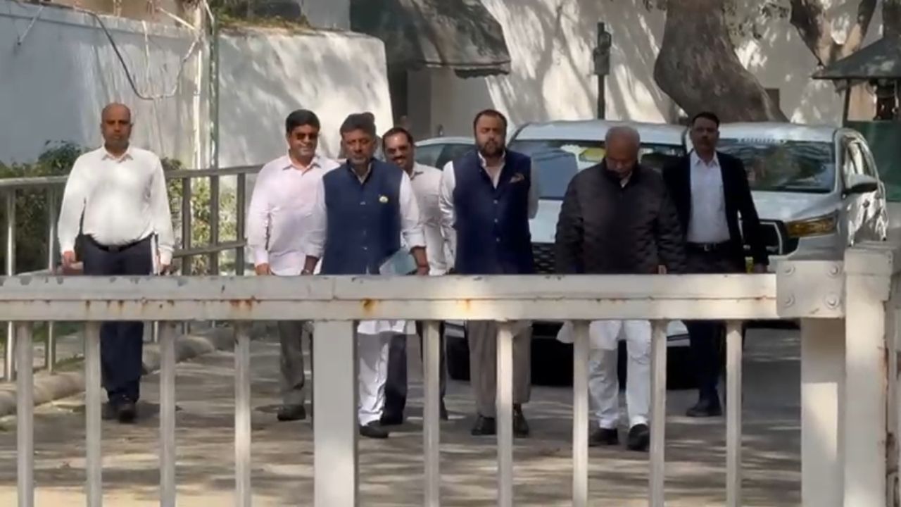 कर्नाटक की सियासत में हलचल तेज: डी.के. शिवकुमार की सोनिया गांधी से मुलाकात ने बढ़ाईं अटकलें, देखें वीडियो