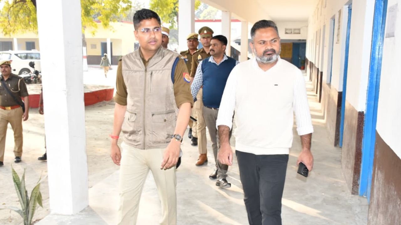 बोर्ड परीक्षा केंद्रों पर डीएम महेंद्र सिंह तंवर और एसपी केशव कुमार ने दी दबिश, कहा- अफवाह फैलाने वालों पर होगी कार्रवाई