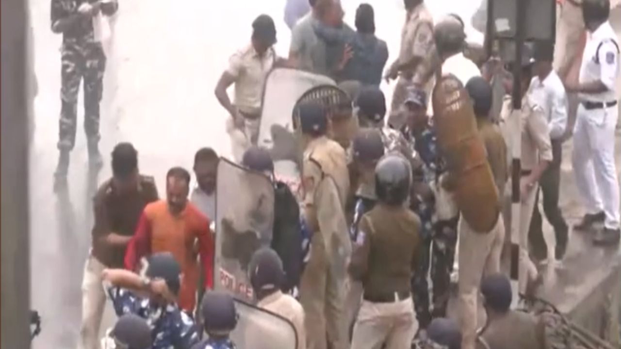 पश्चिम बंगाल के सिलीगुड़ी में आदिवासियों का उग्र प्रदर्शन, पुलिस ने किया लाठी चार्च; जानिये क्यों बरपा हंगामा