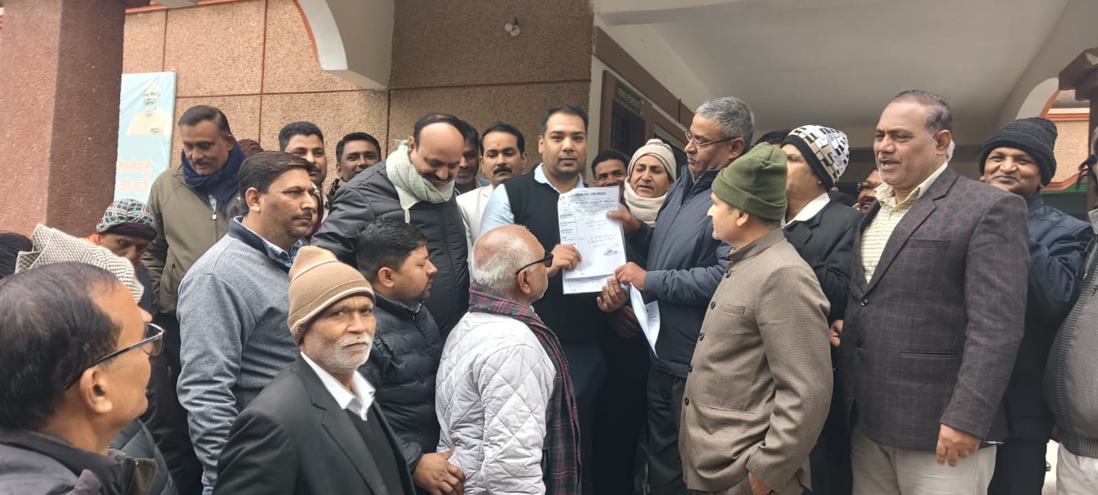 यूजीसी कानून के खिलाफ अधिवक्ताओं का उग्र प्रदर्शन, राष्ट्रपति को संबोधित ज्ञापन एसडीएम फरेंदा को सौंपा