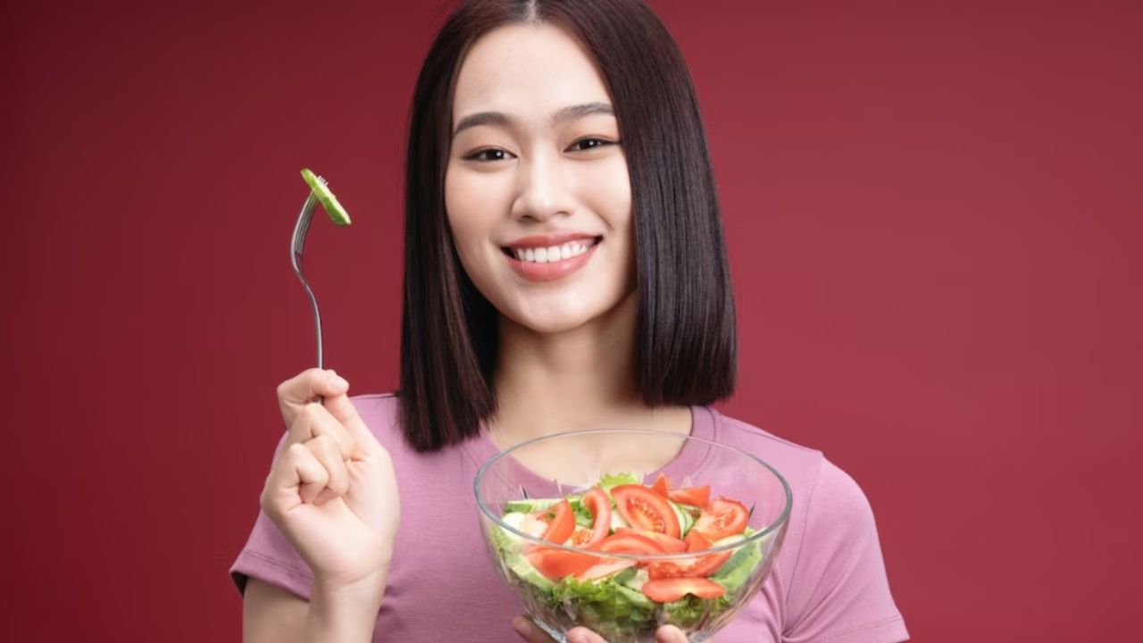 आज की दुनिया में, स्किनकेयर इंडस्ट्री महंगे प्रोडक्ट्स से भरी पड़ी है, लेकिन सच्ची और देर तक रहने वाली चमक अभी भी नेचुरल चीज़ों से ही मिलती है। आपकी स्किन की हेल्थ इस बात पर निर्भर करती है कि उसे कितना पोषण मिलता है। विटामिन, मिनरल्स और एंटीऑक्सीडेंट से भरपूर सब्जियां न सिर्फ शरीर को हेल्दी रखती हैं, बल्कि स्किन को अंदर से भी चमकदार बनाती हैं।  (Img: Google)