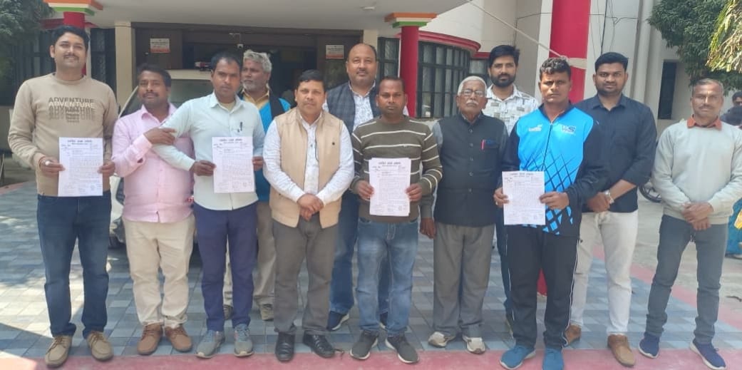 Maharajganj: दर्जनों गांवों के लोगों ने DM से शिकायत, जानिए क्या है मामला