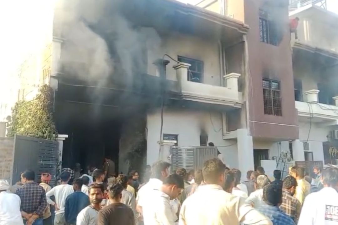 फतेहपुर में सिलेंडर ब्लास्ट से 3 मंजिला मकान में लगी भीषण आग, कई लोग झुलसे