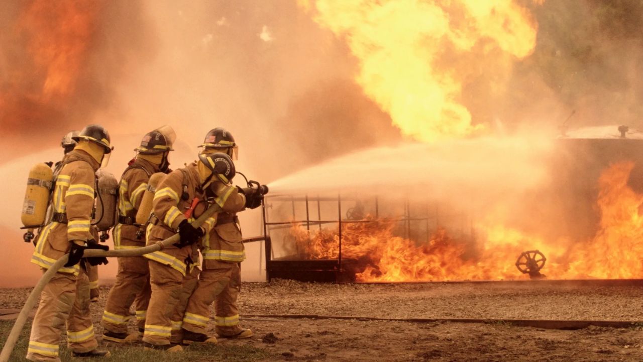 देवरिया में शॉर्ट सर्किट से भीषण आग, नींद खुली तो मचा हड़कंप, बेटी की शादी पर आया संकट