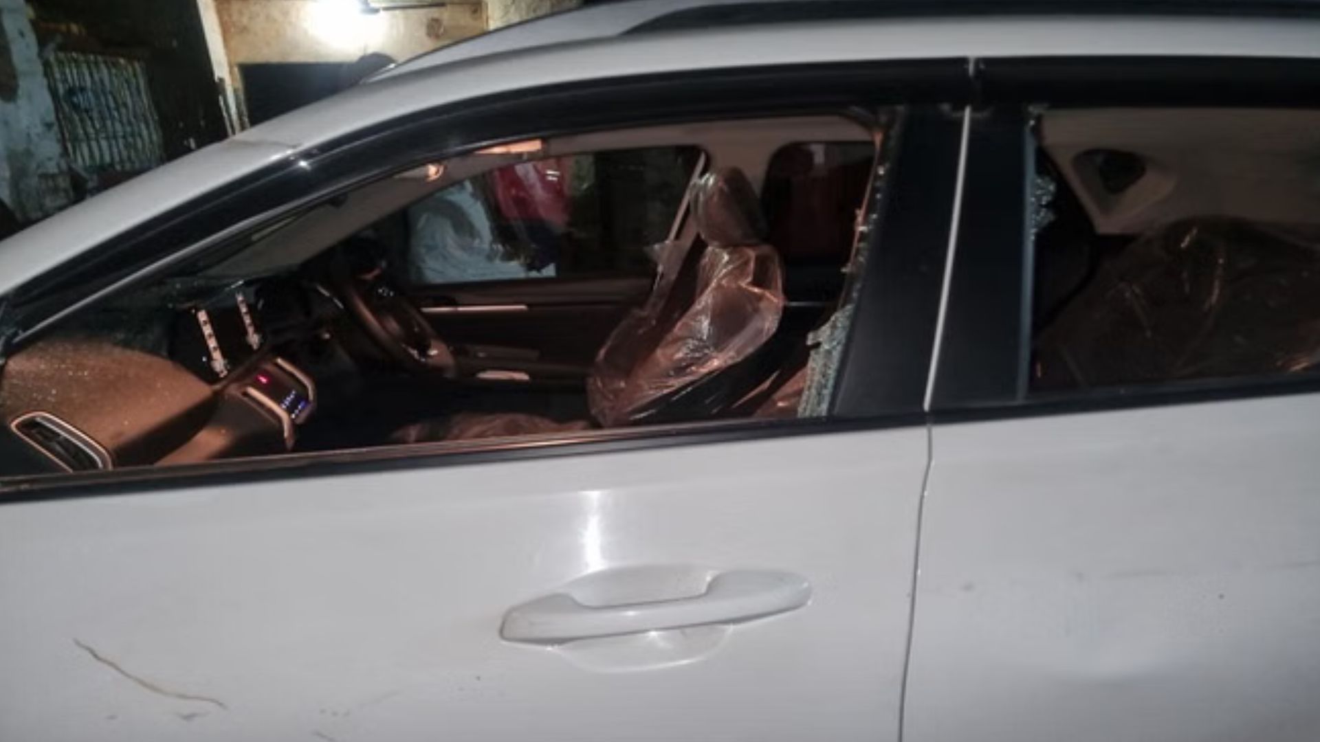 Mathura: नंदगांव में भाजपा नेता पर जानलेवा हमला, घर में घुसकर फायरिंग, महिला समेत 3 लोग गंभीर रूप से घायल