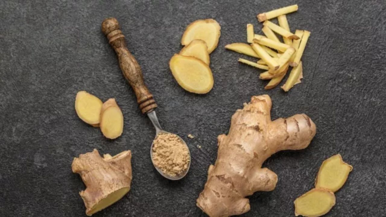 अदरक में मौजूद एंटीऑक्सीडेंट और एंटी-इंफ्लेमेटरी गुण इम्यून सिस्टम को मजबूत करते हैं। अदरक का नियमित सेवन शरीर में ब्लड सर्कुलेशन को बेहतर बनाता है, जिससे त्वचा में निखार आता है और थकान कम होती है। इसमें मौजूद जिंजरोल नामक तत्व पाचन एंजाइम्स को सक्रिय करता है, जिससे गैस, अपच और सूजन जैसी समस्याओं से राहत मिलती है। (Img: Google)
