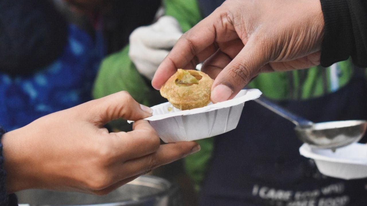 क्रिकेट के बाद चटखारे! T20 World Cup 2026 से पहले अमेरिकी खिलाड़ियों ने मुंबई की पानीपुरी का लिया स्वाद