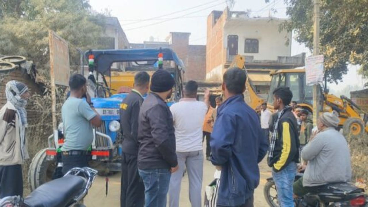 खजनी-बिगही मार्ग पर उग्र प्रदर्शन: नाबालिग ट्रैक्टर चालकों पर ग्रामीणों का जनाक्रोश, प्रशासन पर लापरवाही का आरोप