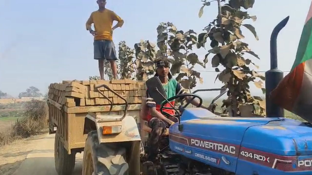 Watch Video: खजनी में उग्र प्रदर्शन, नाबालिग ट्रैक्टर चालकों के खिलाफ फूटा ग्रामीणों का गुस्सा