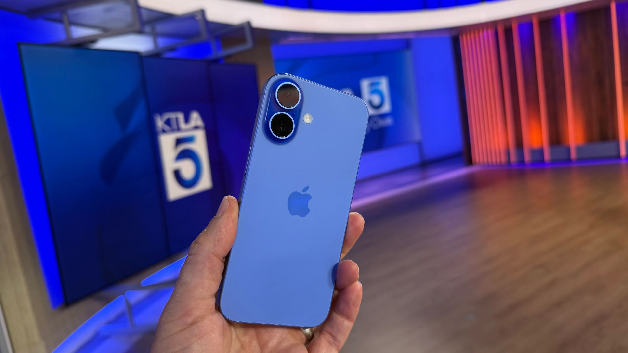 Counterpoint की रिपोर्ट के अनुसार, साल 2025 में iPhone 16 दुनिया का सबसे ज्यादा बिकने वाला स्मार्टफोन रहा। इसके बाद दूसरे और तीसरे स्थान पर iPhone 16 Pro Max और iPhone 16 Pro रहे। Apple की नई iPhone 17 सीरीज ने भी शानदार प्रदर्शन किया और कई मॉडल्स ने टॉप-10 में जगह बनाई। इन टॉप-10 स्मार्टफोन्स ने मिलकर साल 2025 की कुल ग्लोबल स्मार्टफोन बिक्री में करीब 19 प्रतिशत का योगदान दिया, जो प्रीमियम सेगमेंट की मजबूत पकड़ को दर्शाता है। (Img Source: Google)