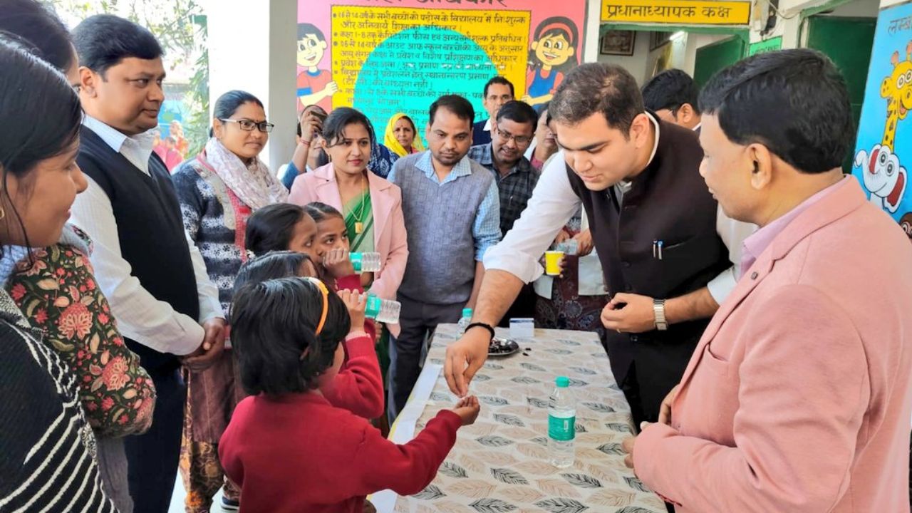 DM Amit Pal gave Albendazole medicine to the children