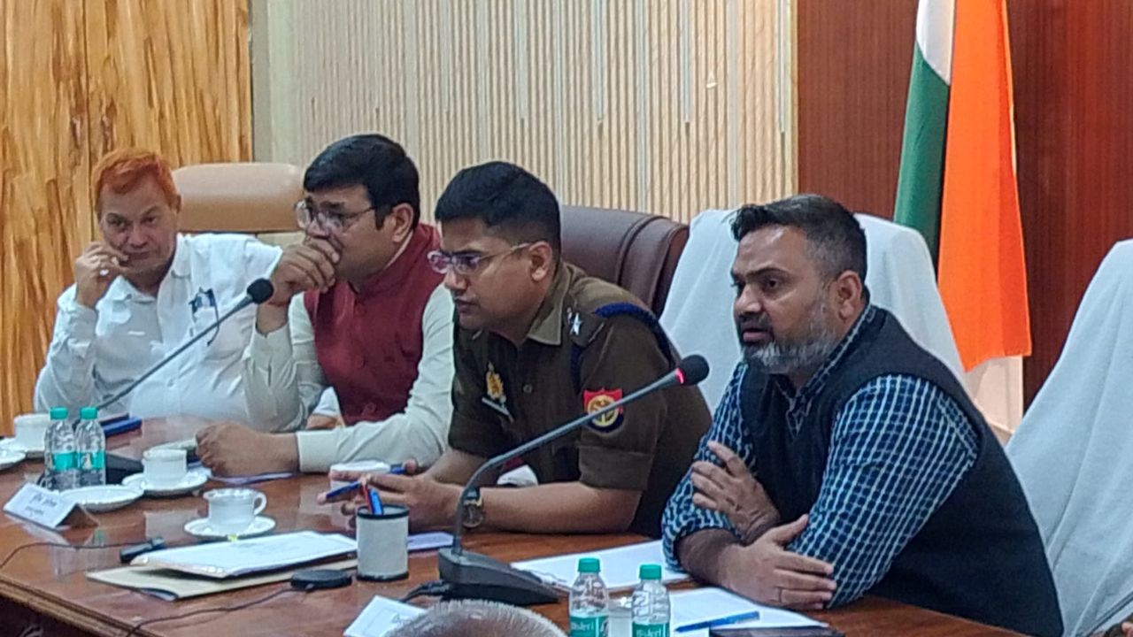 एक्शन मोड में कुशीनगर DM और SP: होली-रमजान से पहले हाईलेवल बैठक, DJ की आवाज से सोशल मीडिया तक पैनी नजर