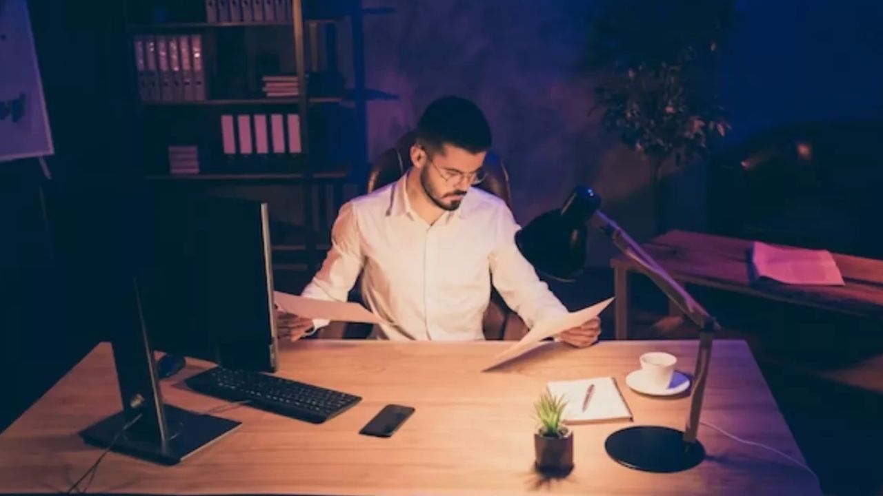 अमेरिका के नेशनल इंस्टीट्यूट्स ऑफ हेल्थ की रिपोर्ट के अनुसार अनियमित सोने-जागने का समय हार्ट रोग का खतरा लगभग दोगुना कर देता है। नाइट शिफ्ट से ब्लड प्रेशर और तनाव हार्मोन बढ़ते हैं, सूजन बढ़ती है और कोलेस्ट्रॉल नियंत्रण बिगड़ता है। यह हार्ट पर अतिरिक्त बोझ डालता है और गंभीर रोगों की संभावना बढ़ाता है।(फोटो सोर्स- इंटरनेट)