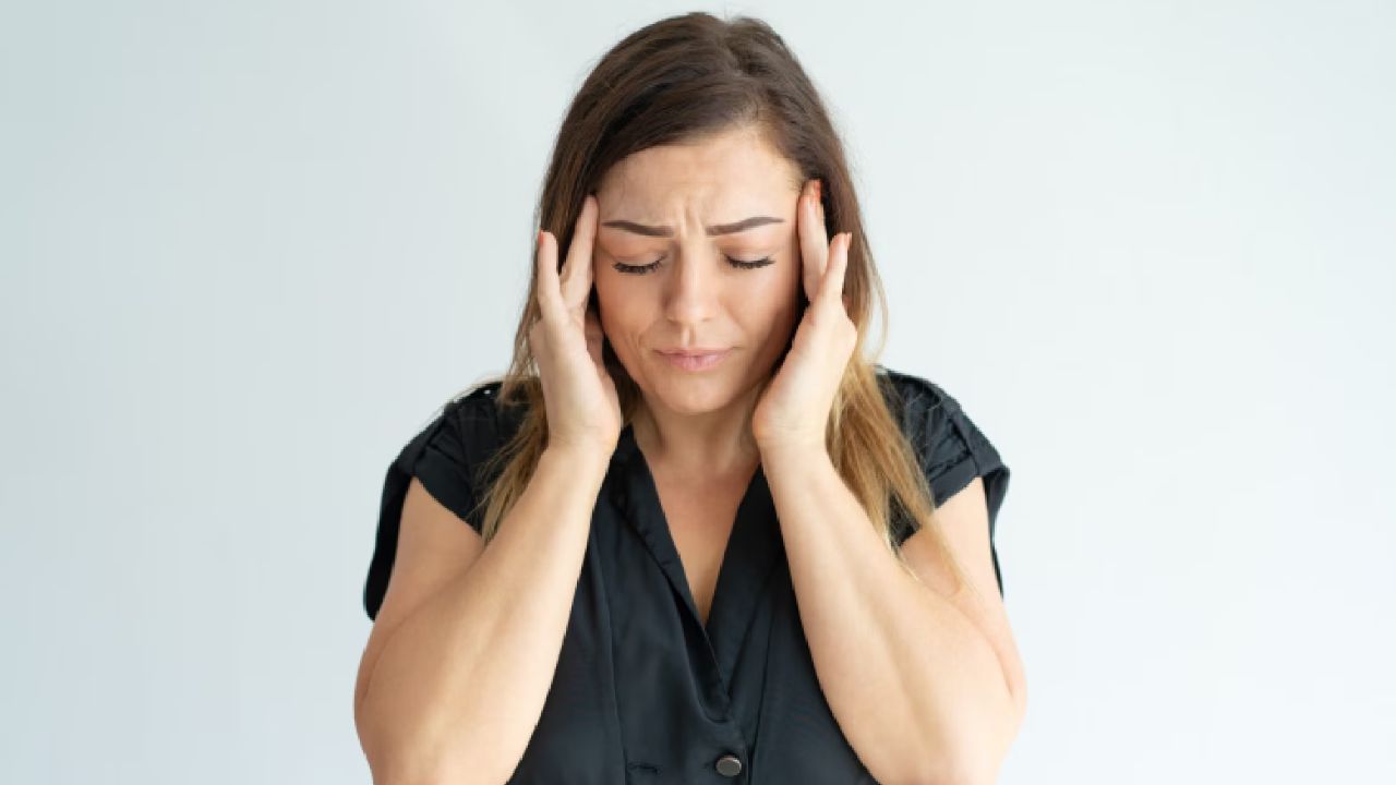 6-7 घंटे से कम नींद लेने वाले लोगों में शरीर लगातार तनाव की स्थिति में रहता है। हार्ट रेट और ब्लड प्रेशर बढ़ते हैं। शुरुआती लक्षणों में सीने में असहजता, तेज धड़कन, हल्की मेहनत में सांस फूलना, लगातार थकान या सुस्ती शामिल हैं। ये संकेत बार-बार दिखें तो तुरंत डॉक्टर से सलाह लेना जरूरी है।(फोटो सोर्स- इंटरनेट)