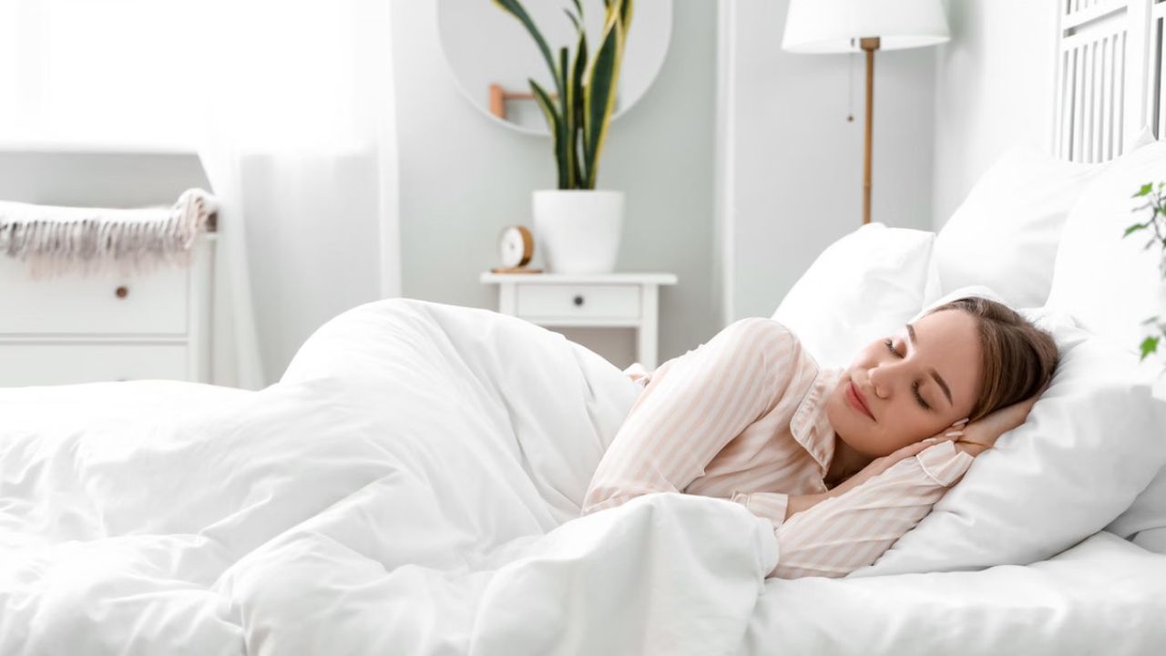 हार्ट की सुरक्षा के लिए रोजाना 7-9 घंटे की क्वालिटी नींद लें। नियमित सोने-जागने का समय तय करें, रात में भारी भोजन और स्क्रीन टाइम कम करें। हल्की-फुल्की गतिविधि करें, तनाव कम करने योग या ध्यान अपनाएं, शराब और कैफीन से बचें। ब्लड प्रेशर, कोलेस्ट्रॉल और शुगर की नियमित जांच जरूरी है।(फोटो सोर्स- इंटरनेट)