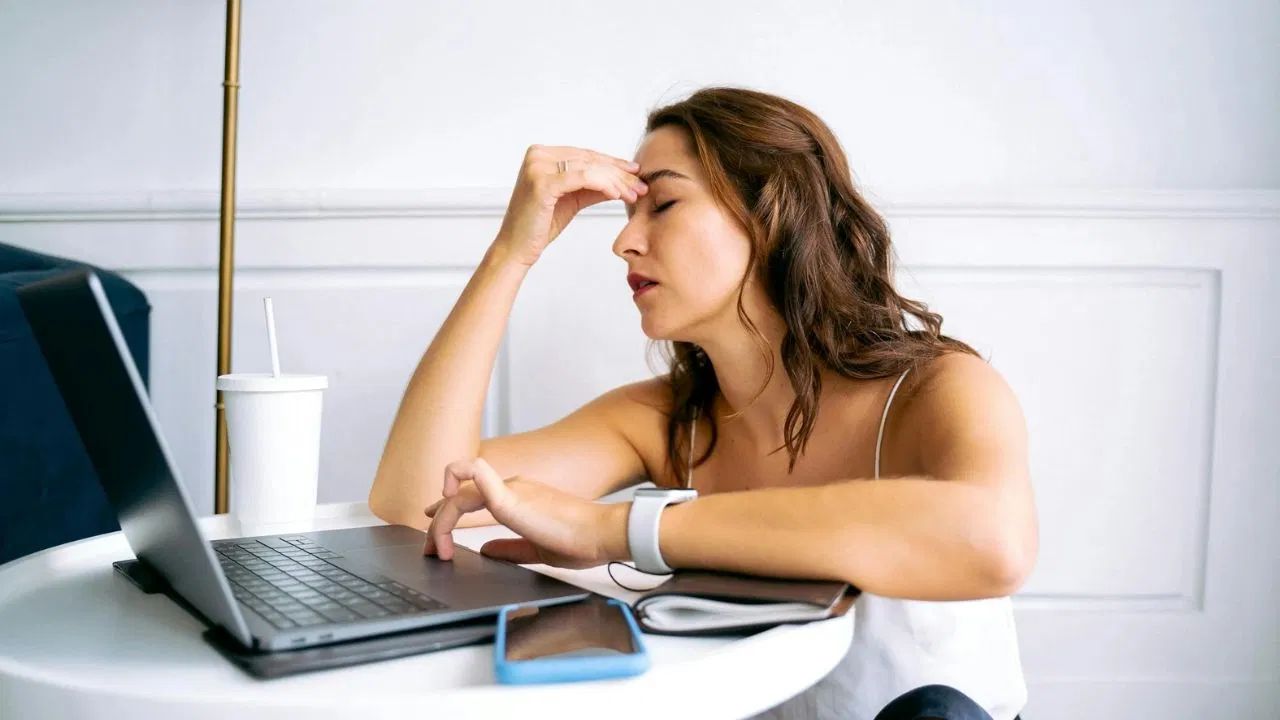  लगातार लंबे समय तक काम करना और रात तक जागना सिर्फ थकान नहीं बढ़ाता। रिसर्च बताती है कि 55 घंटे या उससे अधिक काम करने वालों में हार्ट रोग और स्ट्रोक का खतरा काफी बढ़ जाता है। WHO और CDC के अनुसार लंबे वर्किंग आवर्स सीधे हार्ट पर दबाव डालते हैं और स्वास्थ्य के लिए गंभीर खतरा हैं।(फोटो सोर्स- इंटरनेट)