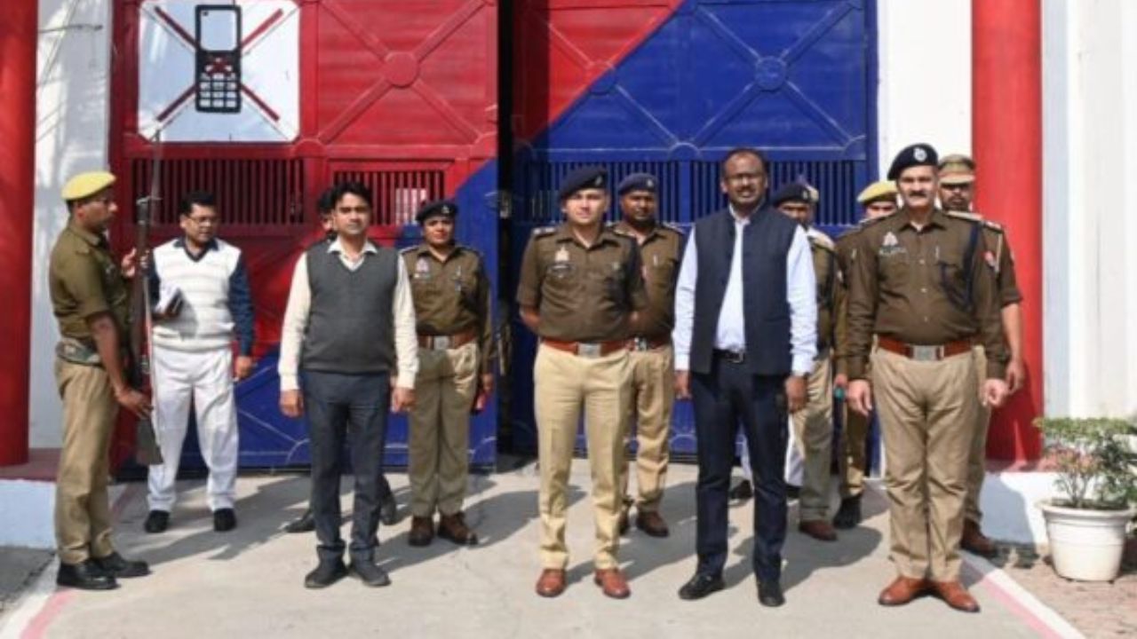 महराजगंज जिला कारागार में अचानक पहुंचे DM-SP, बंदियों से सीधे संवाद कर दिए ये सख्त निर्देश