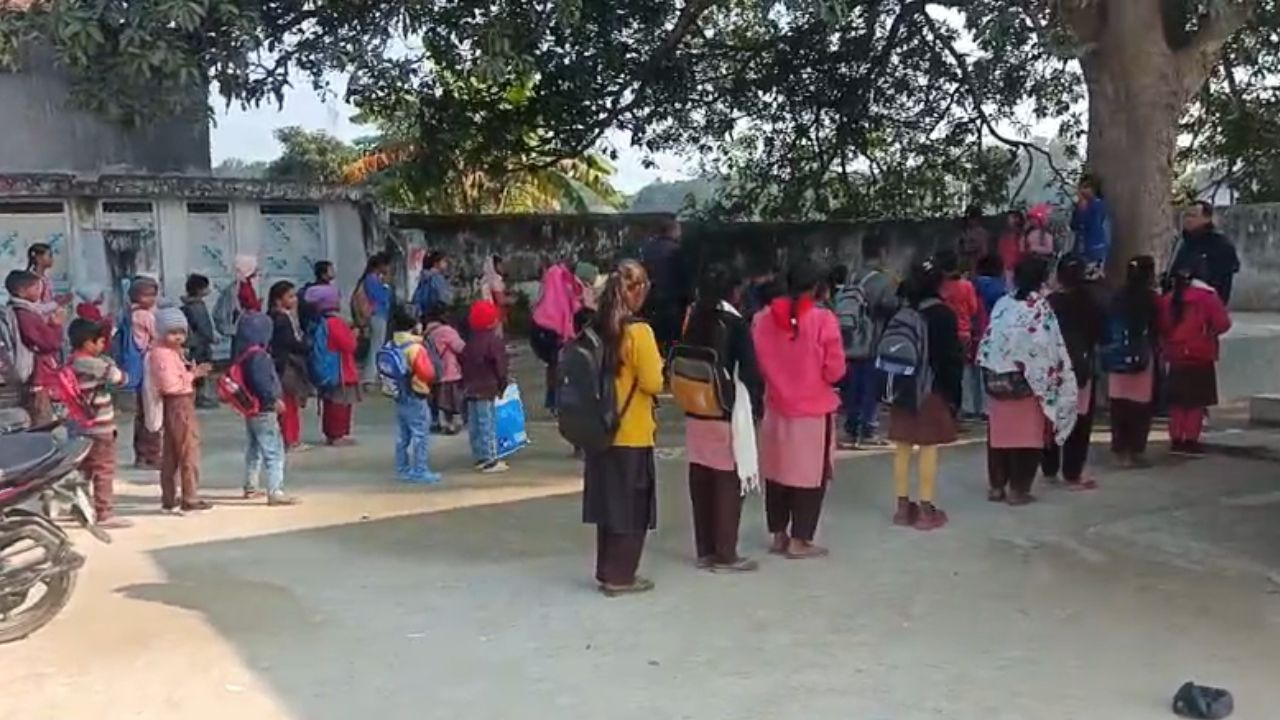 शिकायतों के बाद भी नहीं जागा प्रशासन: बाउंड्रीवाल विहीन विद्यालय में बड़ी लापरवाही, तालाब किनारे पढ़ने को मजबूर नौनिहाल