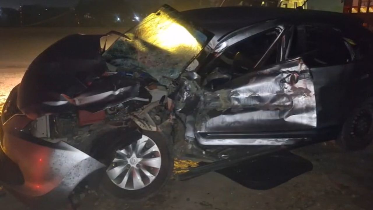 गोरखपुर-सोनौली हाईवे पर भीषण हादसा: तेज रफ्तार बलेनो कार ट्रक से भिड़ी, छह घायल