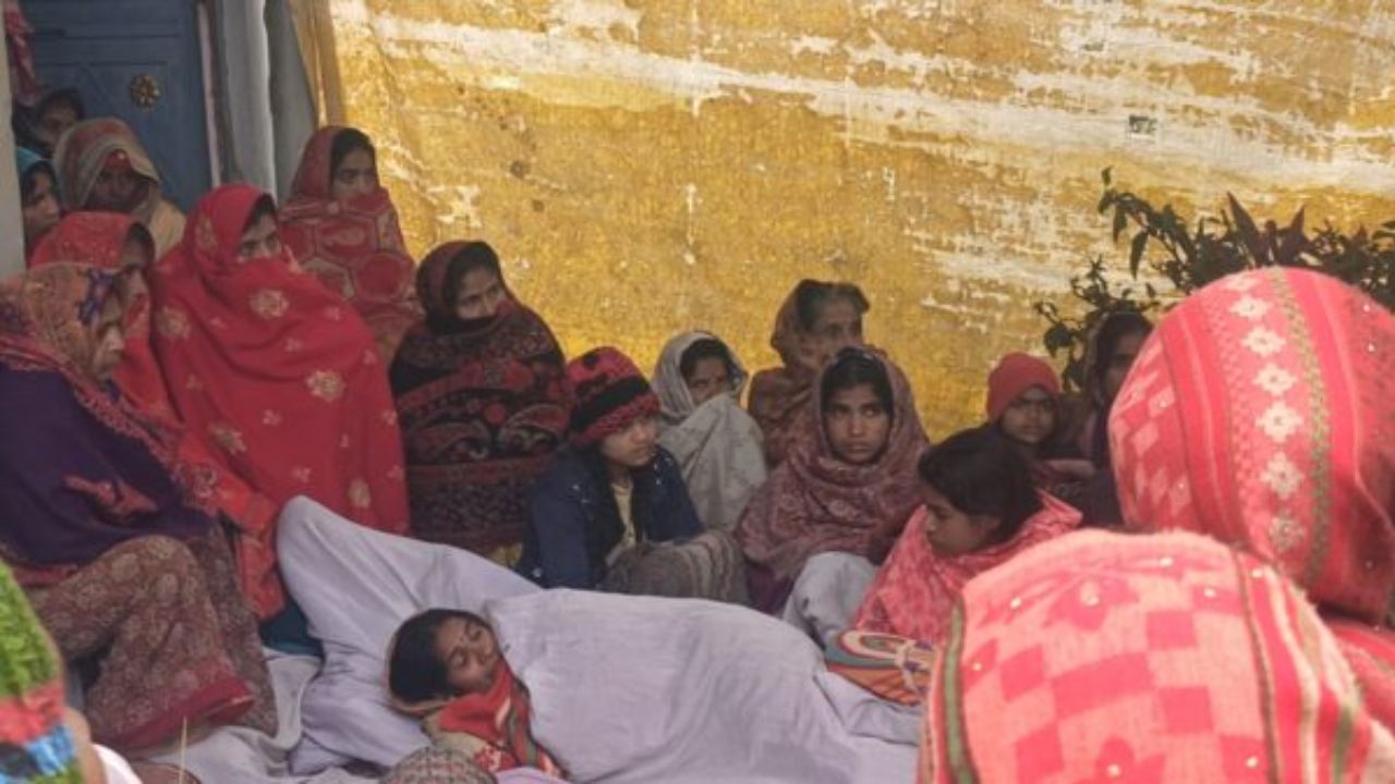 महराजगंज प्रेमी हत्याकांड: परिवार ने शव घर पर रखा, गिरफ्तारी तक नहीं होगा अंतिम संस्कार