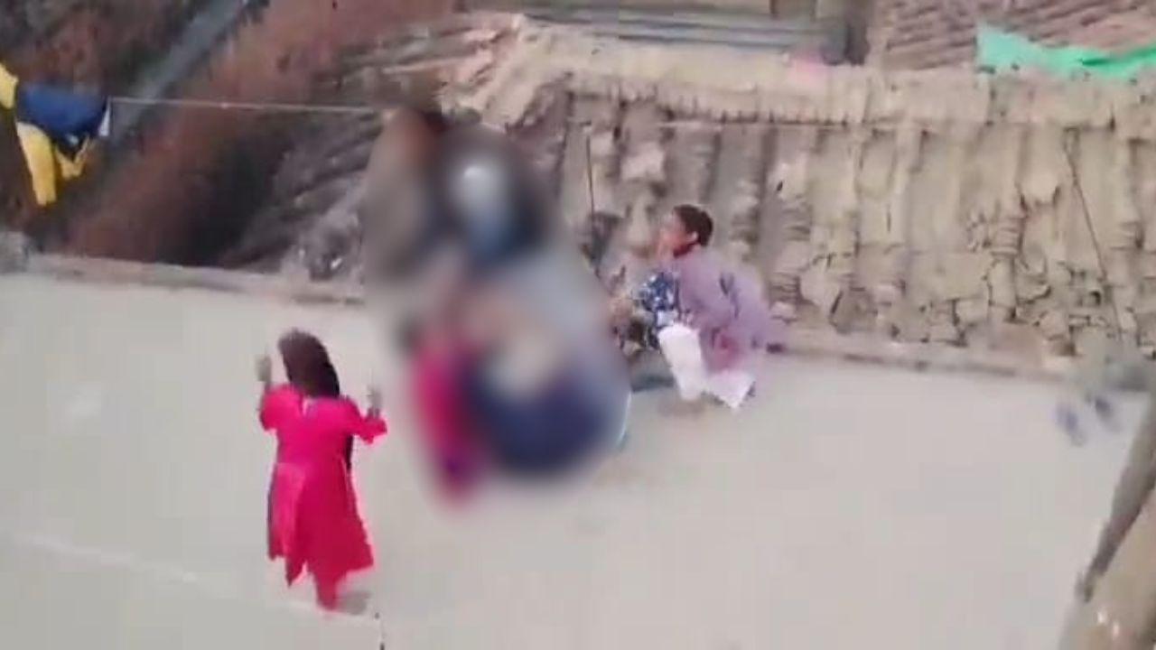 महराजगंज में जमीनी विवाद से भड़की हिंसा: दबंगों ने घर में घुसकर महिला पर किया अत्याचार, वायरल वीडियो से फैली दहशत