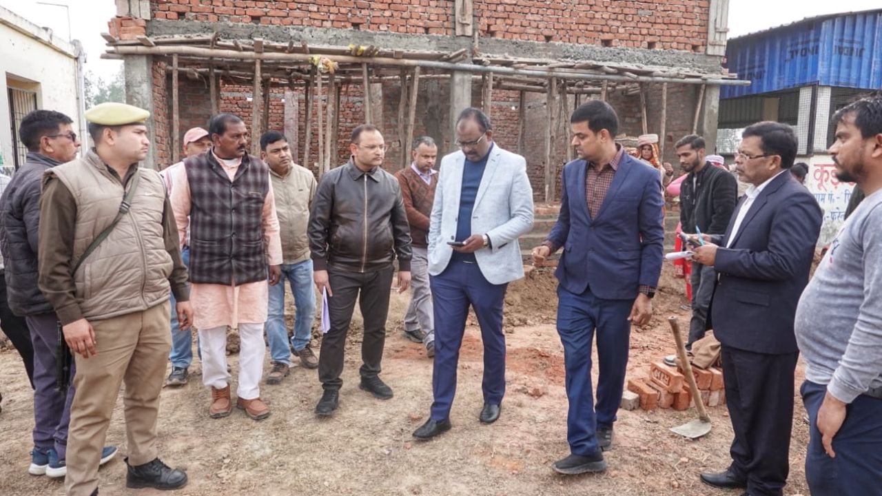 महराजगंज में 8 लाख की लागत से बन रहा अन्नपूर्णा भवन, डीएम जायजा लेने पहुंचे