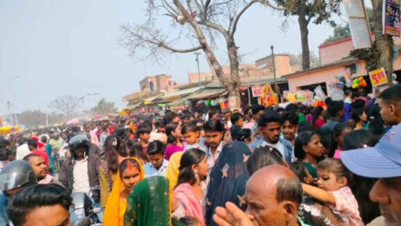 Mahashivratri 2026: महराजगंज के बौरहवा बाबा मंदिर में उमड़ी आस्था की भीड़, पुलिस ने संभाली व्यवस्था