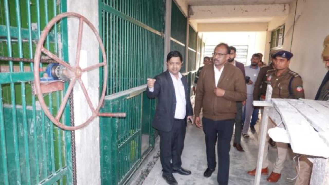 महराजगंज में 14 करोड़ की लागत से बन रहा तेंदुआ रेस्क्यू सेंटर, डीएम ने लिया निर्माण कार्य का जायजा