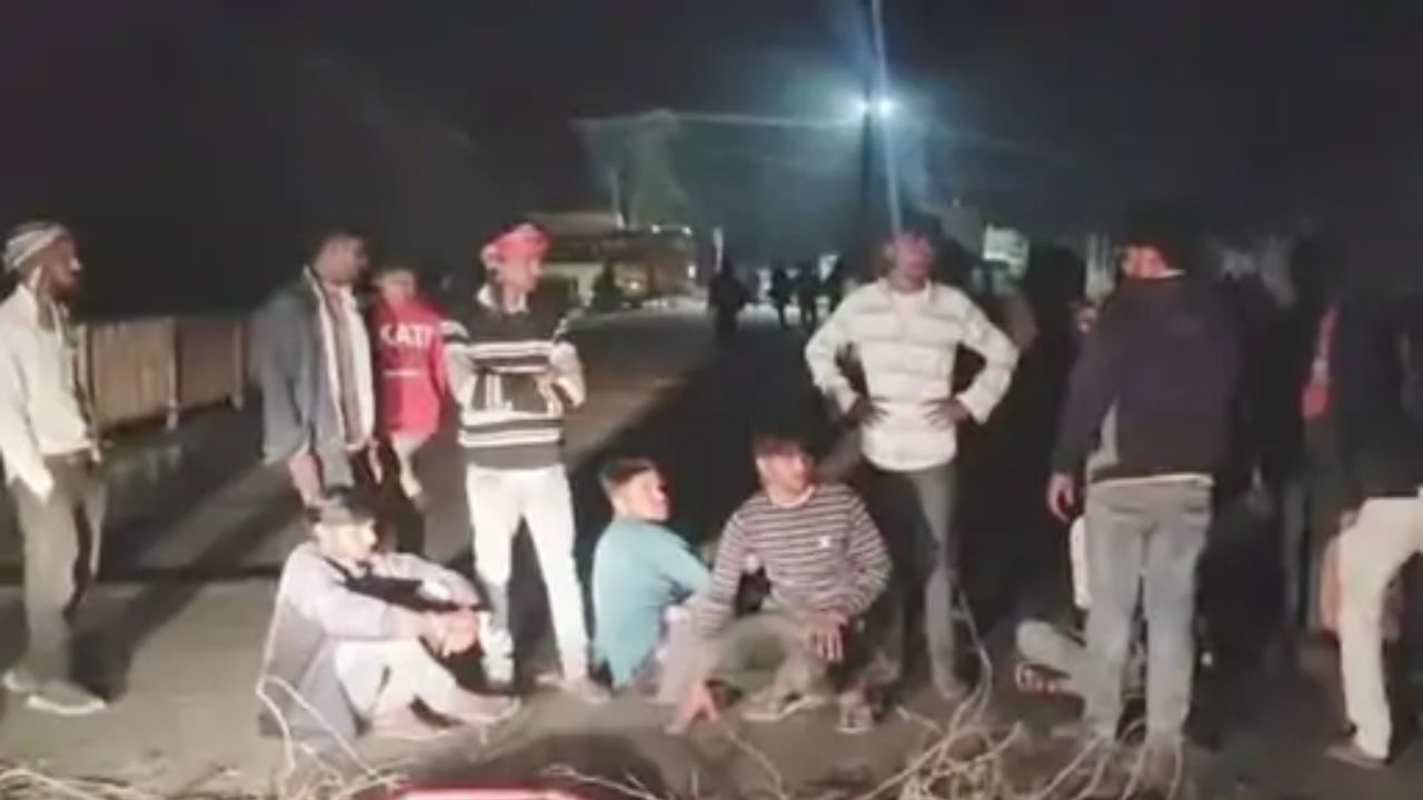 मैनपुरी में नहर पुल पर दर्दनाक हादसा, बचाने कूदा मछुआरा भी लापता, देर रात तक नहीं मिला सुराग