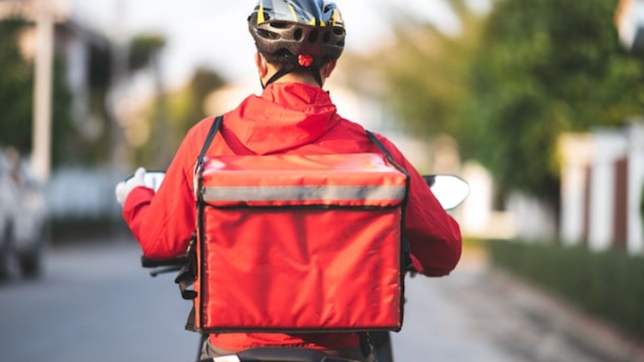 मयूर विहार में मचा हड़कंप: डिलीवरी बॉय की चाकू से गोदकर बेरहमी से हत्या, जानें क्या थी काली रात की सच्चाई?