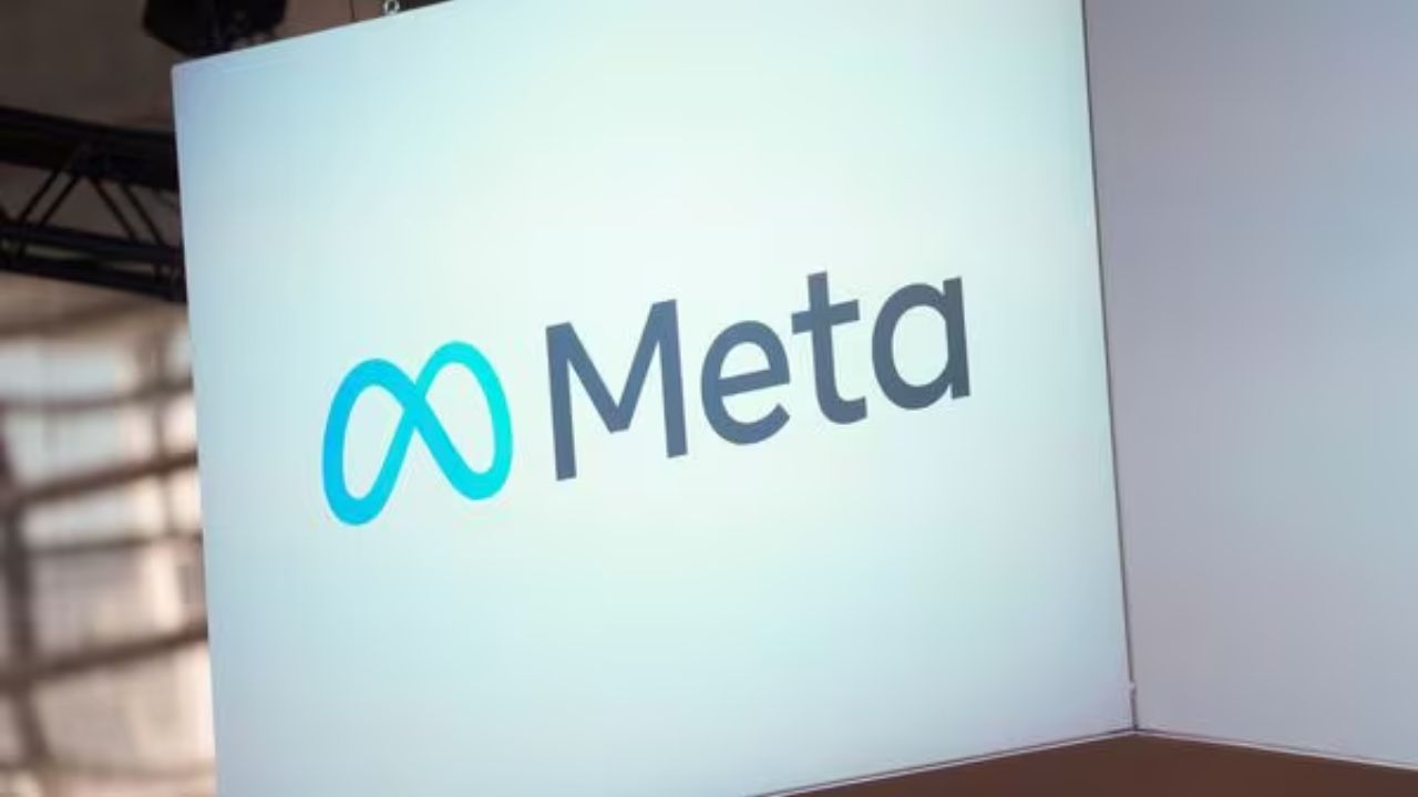 अब सिर्फ फोटो ही नहीं, टेक्स्ट पोस्ट भी ज्यादा आकर्षक बनाए जा सकते हैं। पोस्ट लिखते समय दिखाई देने वाले “A” आइकन पर टैप करने से अलग-अलग बैकग्राउंड डिजाइन का विकल्प खुल जाता है। इनमें स्थिर और एनिमेटेड दोनों तरह के बैकग्राउंड शामिल हैं। इससे साधारण लिखित अपडेट भी न्यूज फीड में ज्यादा उभरकर दिखाई देंगे, खासकर तब जब ज्यादातर कंटेंट वीडियो और तस्वीरों का होता है। (Img Source: Google) अब सिर्फ फोटो ही नहीं, टेक्स्ट पोस्ट भी ज्यादा आकर्षक बनाए जा सकते हैं। पोस्ट लिखते समय दिखाई देने वाले “A” आइकन पर टैप करने से अलग-अलग बैकग्राउंड डिजाइन का विकल्प खुल जाता है। इनमें स्थिर और एनिमेटेड दोनों तरह के बैकग्राउंड शामिल हैं। इससे साधारण लिखित अपडेट भी न्यूज फीड में ज्यादा उभरकर दिखाई देंगे, खासकर तब जब ज्यादातर कंटेंट वीडियो और तस्वीरों का होता है। (Img Source: Google)