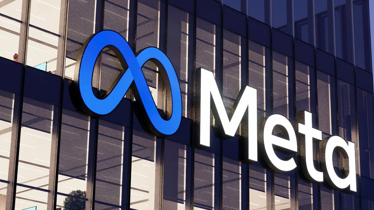 सबसे खास फीचर यह है कि अब साधारण प्रोफाइल फोटो को छोटे एनिमेटेड क्लिप में बदला जा सकता है। इसके लिए अलग से वीडियो अपलोड करने की जरूरत नहीं होगी। यूजर्स अपनी सामान्य तस्वीर पर पहले से उपलब्ध मोशन इफेक्ट्स लगा सकते हैं, जिससे फोटो में हलचल दिखाई देगी। कंपनी ने कई एनिमेशन स्टाइल्स उपलब्ध कराए हैं, जैसे-Natural, Party Hat, Confetti, Wave or Heart Effect बेहतर रिजल्ट के लिए Meta ने सलाह दी है कि फोटो में एक ही व्यक्ति हो, चेहरा साफ नजर आए और सामने की ओर हो। कंपनी ने संकेत दिया है कि भविष्य में और भी नए एनिमेशन स्टाइल जोड़े जाएंगे। (Img Source: Google) सबसे खास फीचर यह है कि अब साधारण प्रोफाइल फोटो को छोटे एनिमेटेड क्लिप में बदला जा सकता है। इसके लिए अलग से वीडियो अपलोड करने की जरूरत नहीं होगी। यूजर्स अपनी सामान्य तस्वीर पर पहले से उपलब्ध मोशन इफेक्ट्स लगा सकते हैं, जिससे फोटो में हलचल दिखाई देगी। कंपनी ने कई एनिमेशन स्टाइल्स उपलब्ध कराए हैं, जैसे-Natural, Party Hat, Confetti, Wave or Heart Effect बेहतर रिजल्ट के लिए Meta ने सलाह दी है कि फोटो में एक ही व्यक्ति हो, चेहरा साफ नजर आए और सामने की ओर हो। कंपनी ने संकेत दिया है कि भविष्य में और भी नए एनिमेशन स्टाइल जोड़े जाएंगे। (Img Source: Google)