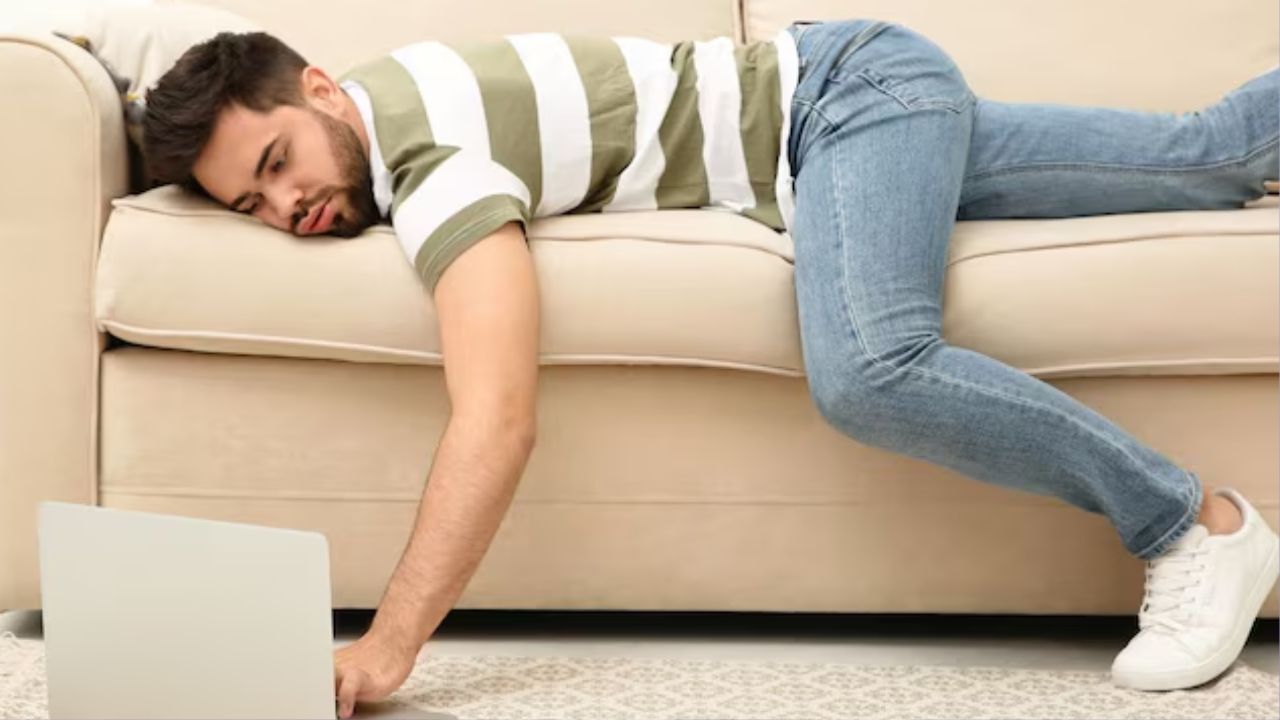 काम टालने और आलस करने की आदत से जीवन में प्रगति रुकती है। छोटे-छोटे काम समय पर करना आत्मविश्वास और जीवन की दक्षता बढ़ाता है। अपनी जिम्मेदारियों को निभाना धर्म का हिस्सा माना गया है। नियमित अनुशासन से मन और शरीर दोनों स्वस्थ रहते हैं।(फोटो सोर्स- इंटरनेट)