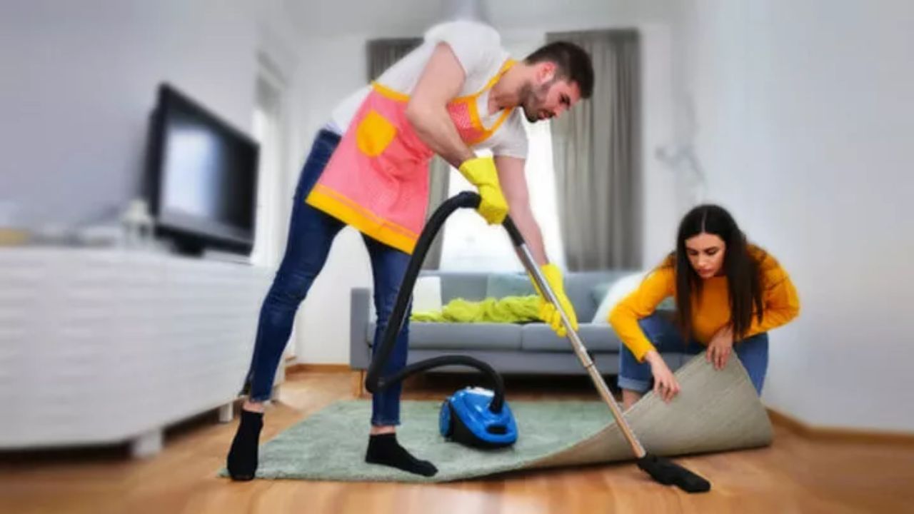 व्यवस्था और सफाई का जीवन पर सकारात्मक प्रभाव होता है। बिखरा हुआ वातावरण मानसिक अशांति को बढ़ाता है। घर और मन की सफाई से जीवन में स्पष्टता आती है। रोजमर्रा की साधारण सफाई और अनुशासन नकारात्मकता को कम करते हैं और संतुलित जीवन का मार्ग प्रशस्त करते हैं।(फोटो सोर्स- इंटरनेट)